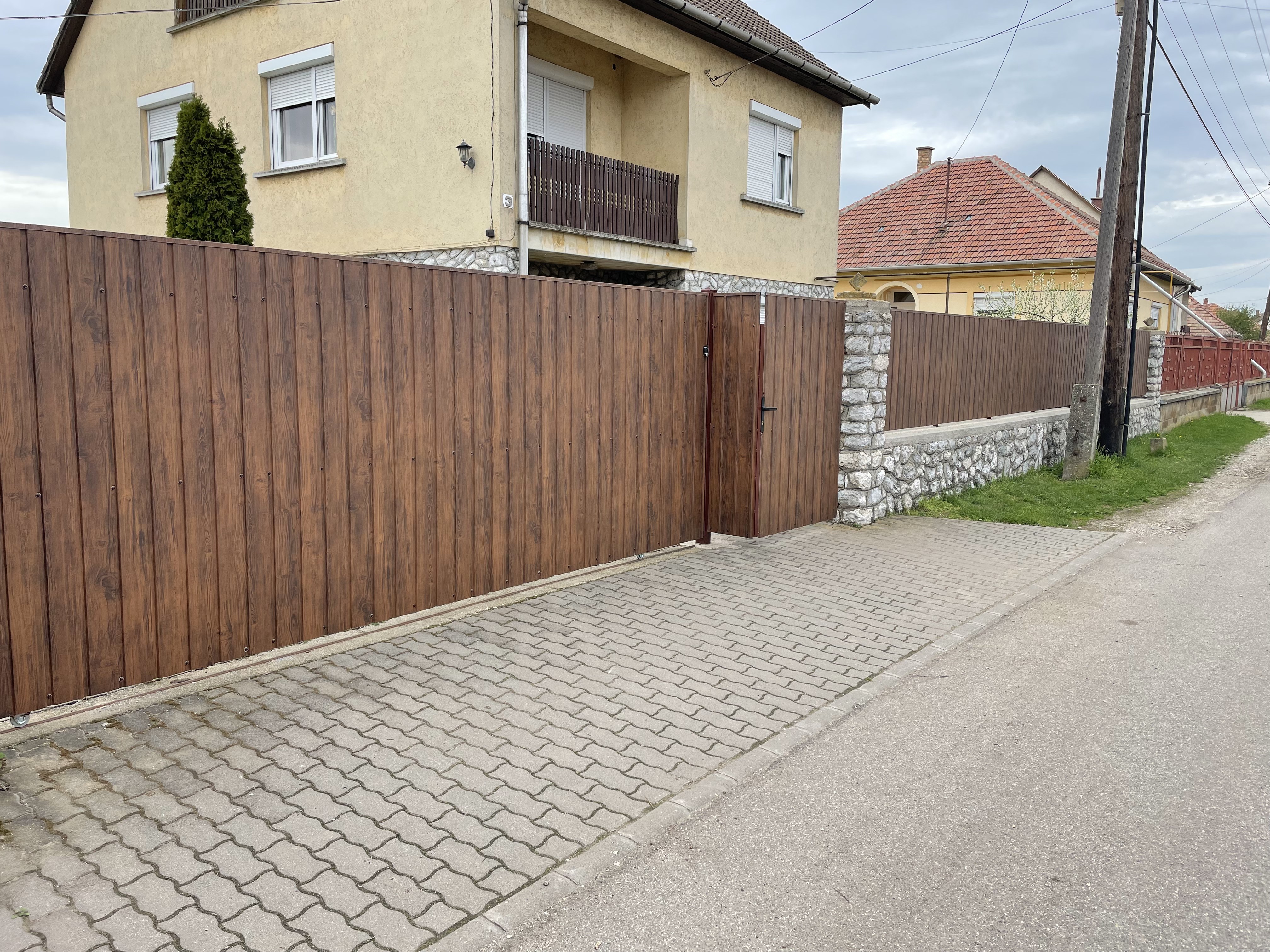 Modern családi ház — kerítés, kapuk, pergola — 5