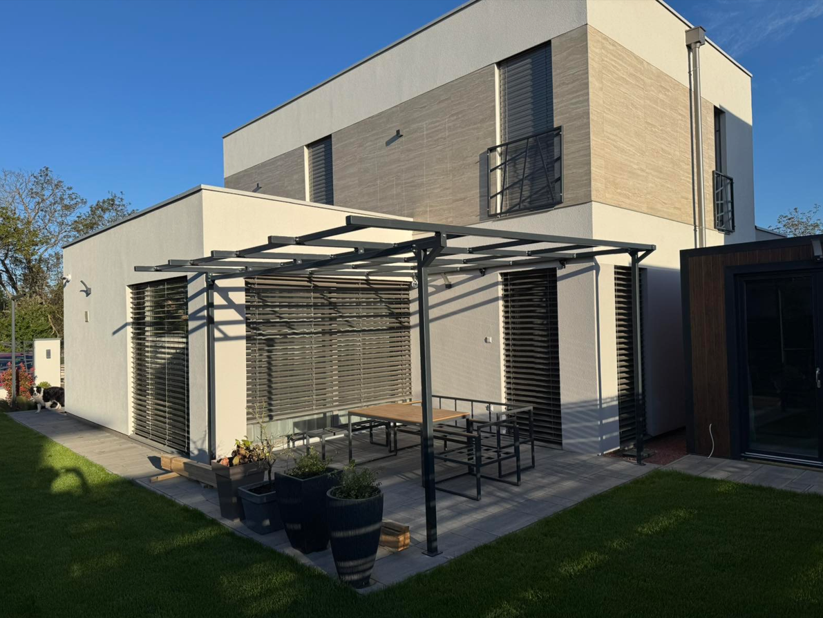 Modern családi ház — kerítés, kapuk, pergola — 1